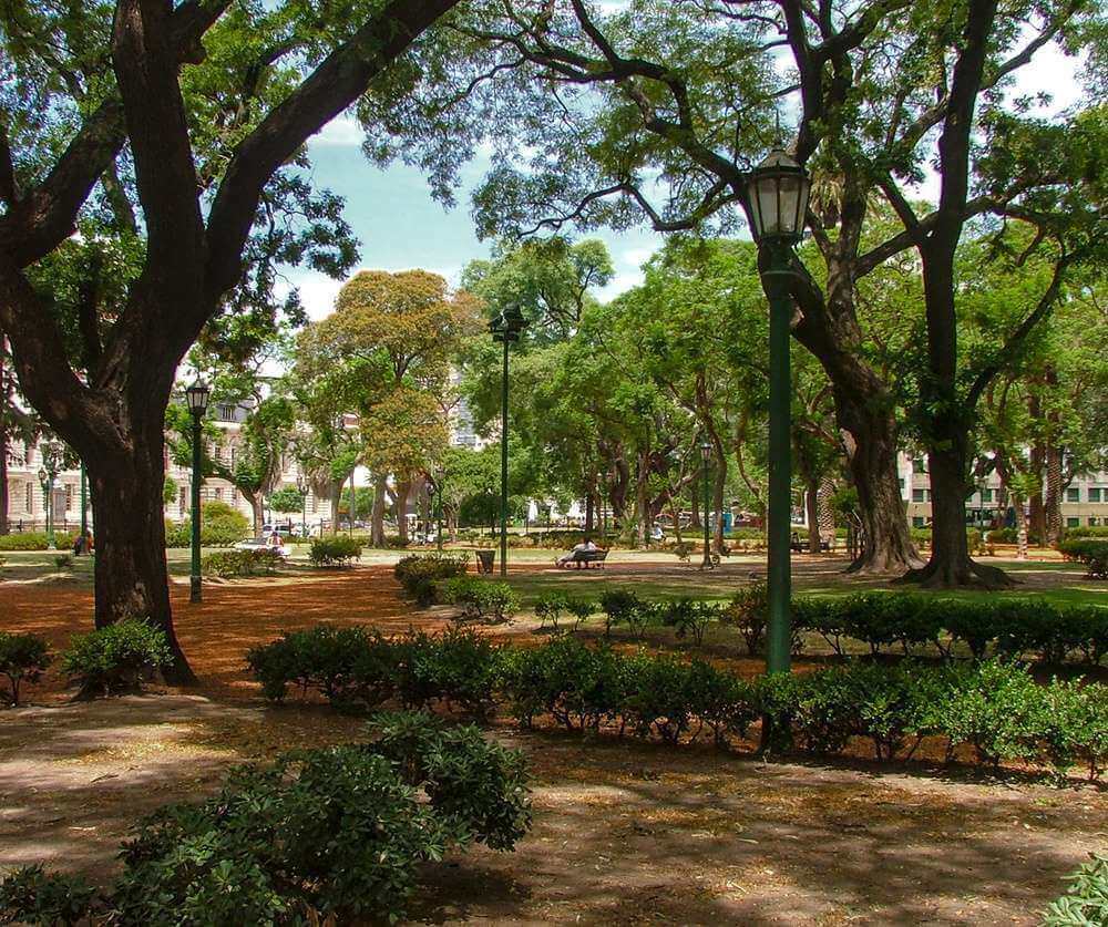 Os jardins da Plaza Rodriguez Peña com sombra em um dia claro.