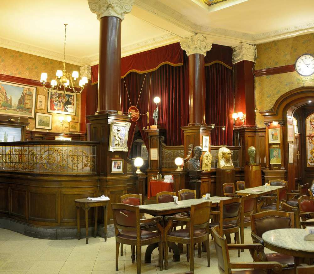 O elegante e clássico interior do Café Tortoni, com vista para o palco.