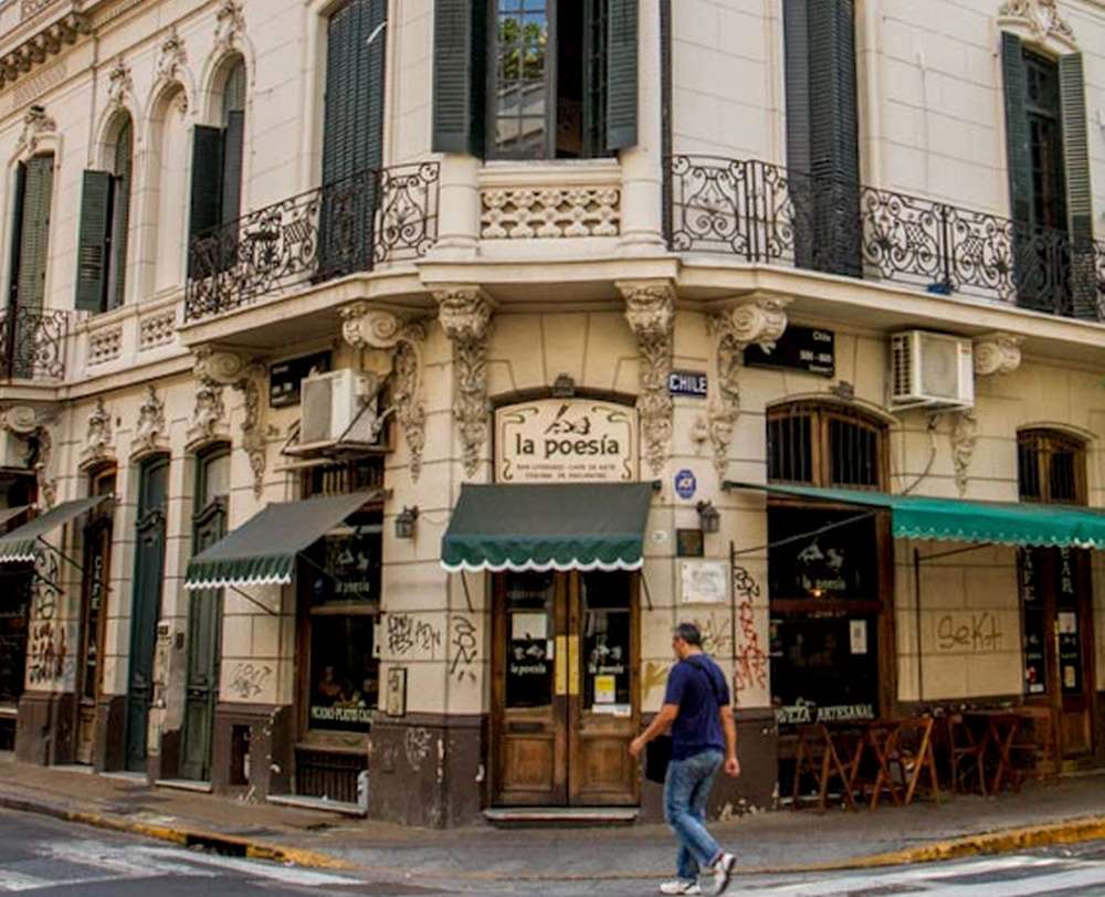 Fachada do café La Poesía, vista durante o dia.
