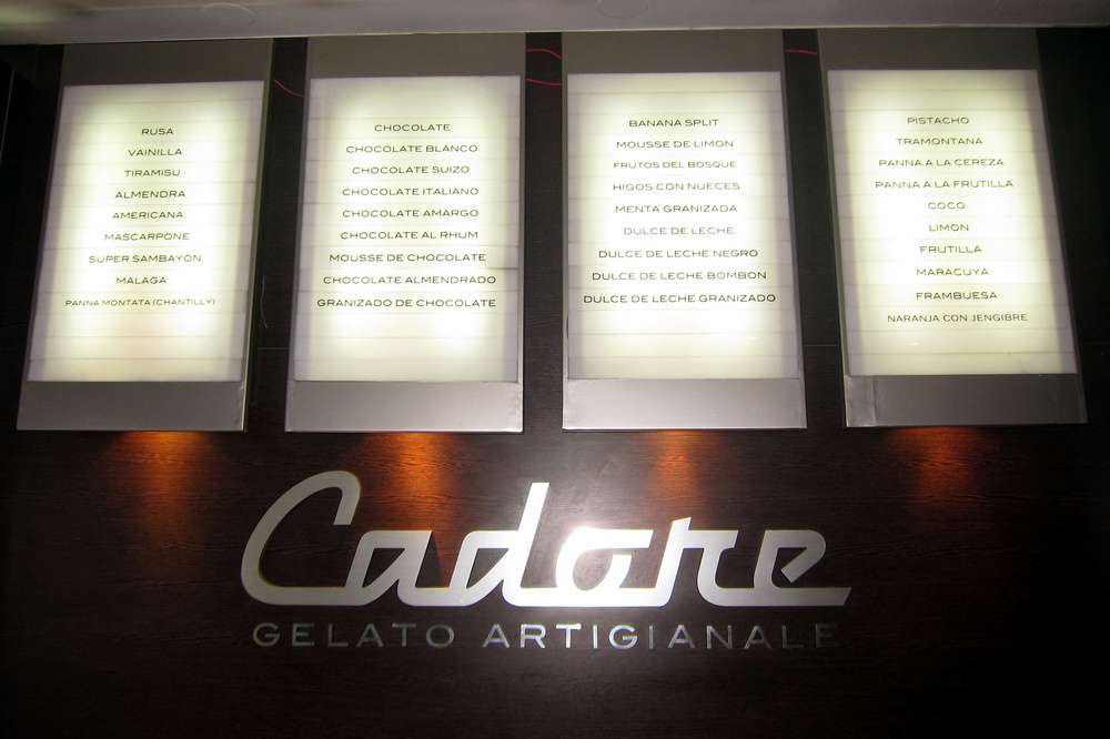 Quatro painéis com sabores de sorvetes da Heladería Cadore.