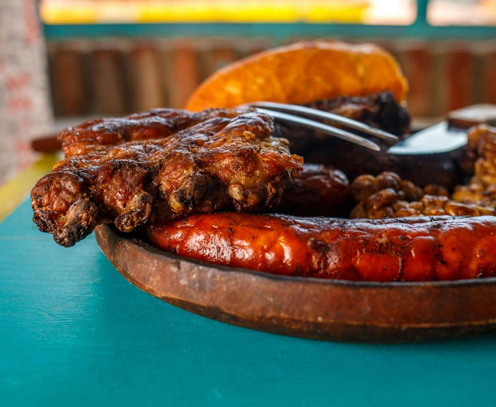 Um prato sobre a mesa, cheio de parrillada argentina.