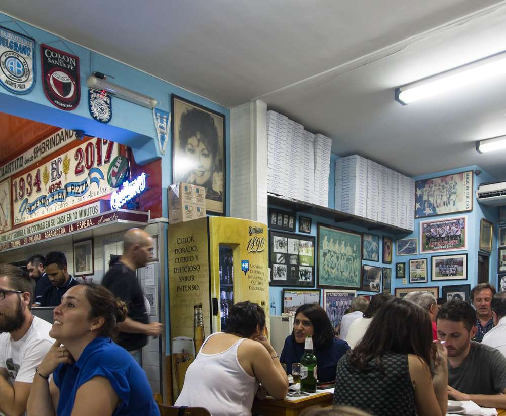 O interior do El Cuartito, que tem ambientação futebolística.