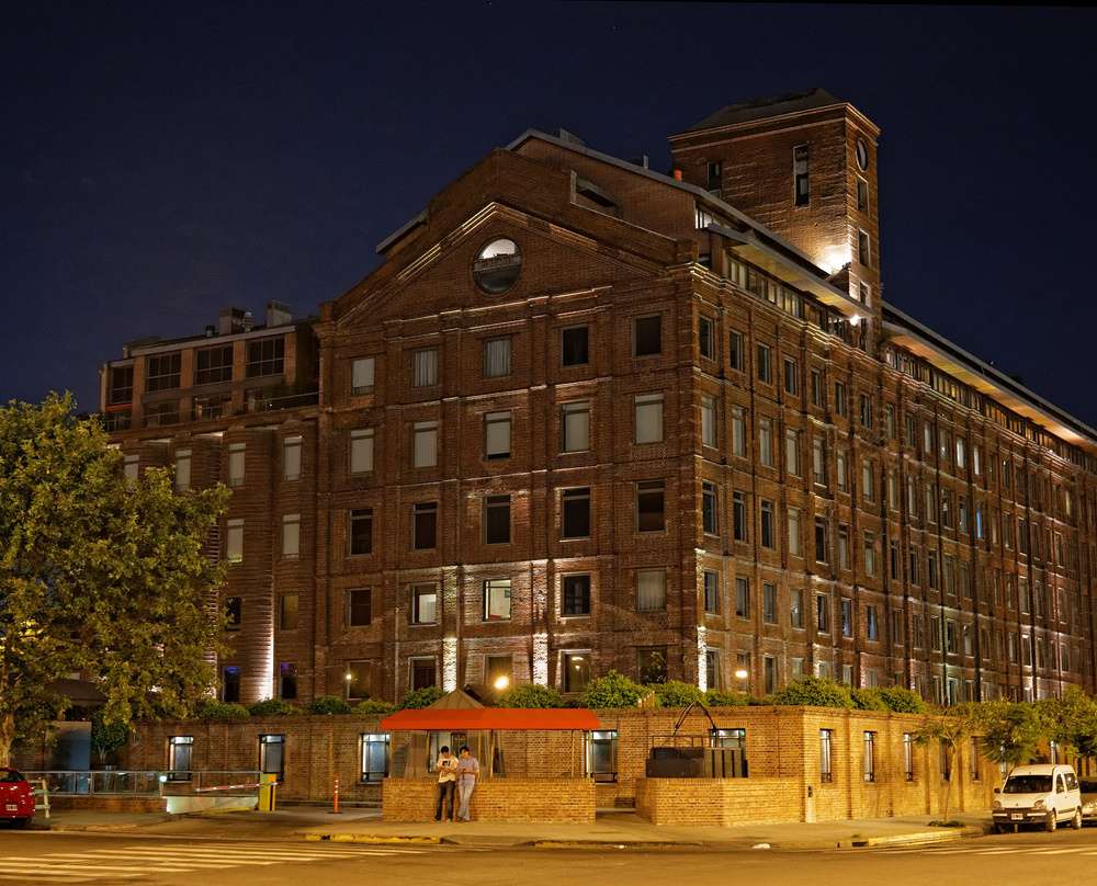 Fachada do Hotel Faena durante a noite, no bairro Puerto Madero.