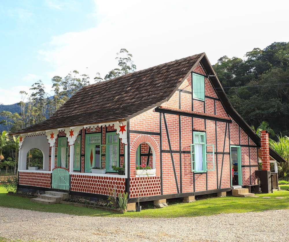 A Casa Radünz na Rota do Enxaimel, vista durante o dia em Pomerode.