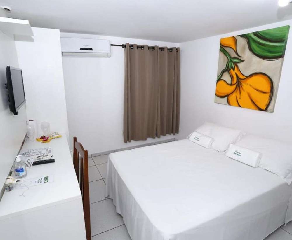Quarto da Pousada Oma Helga, com decoração minimalista.