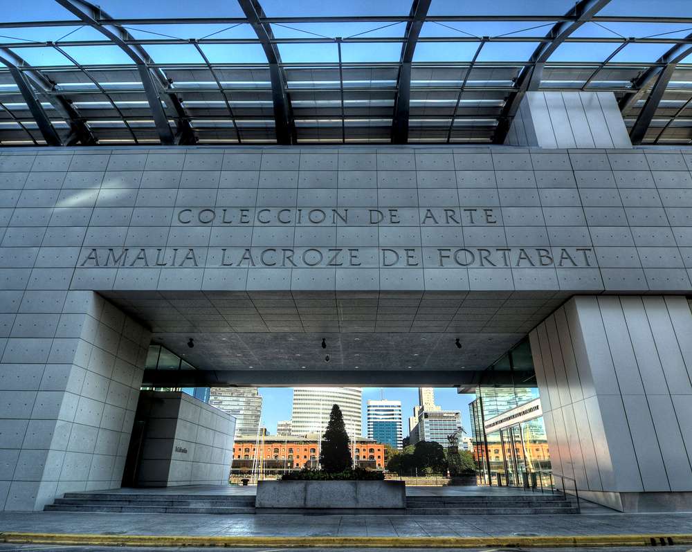 A fachada da Coleção de Arte Amalia Lacroze de Fortabat vista durante o dia.