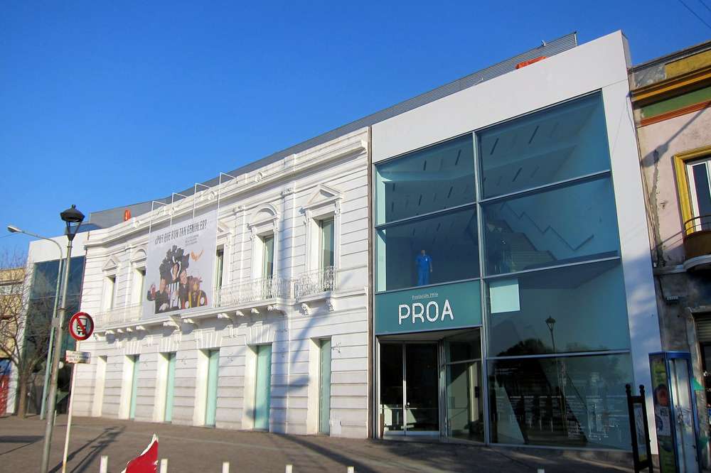 A fachada moderna da Fundación Proa em um dia de sol.