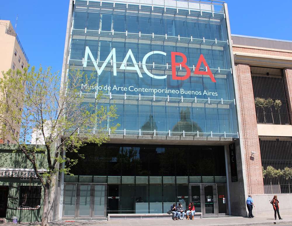 A fachada do Museu de Arte Contemporânea de Buenos Aires, vista em um dia ensolarado no bairro San Telmo.