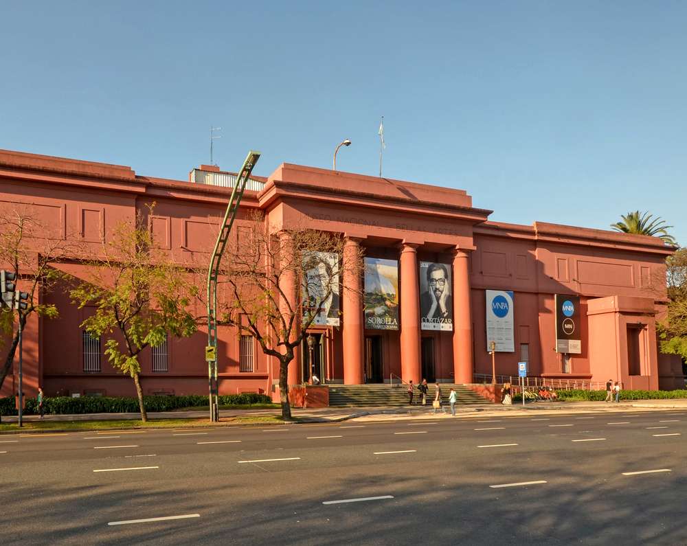 A fachada do Museu Nacional de Belas Artes de Buenos Aires em um dia ensolarado.