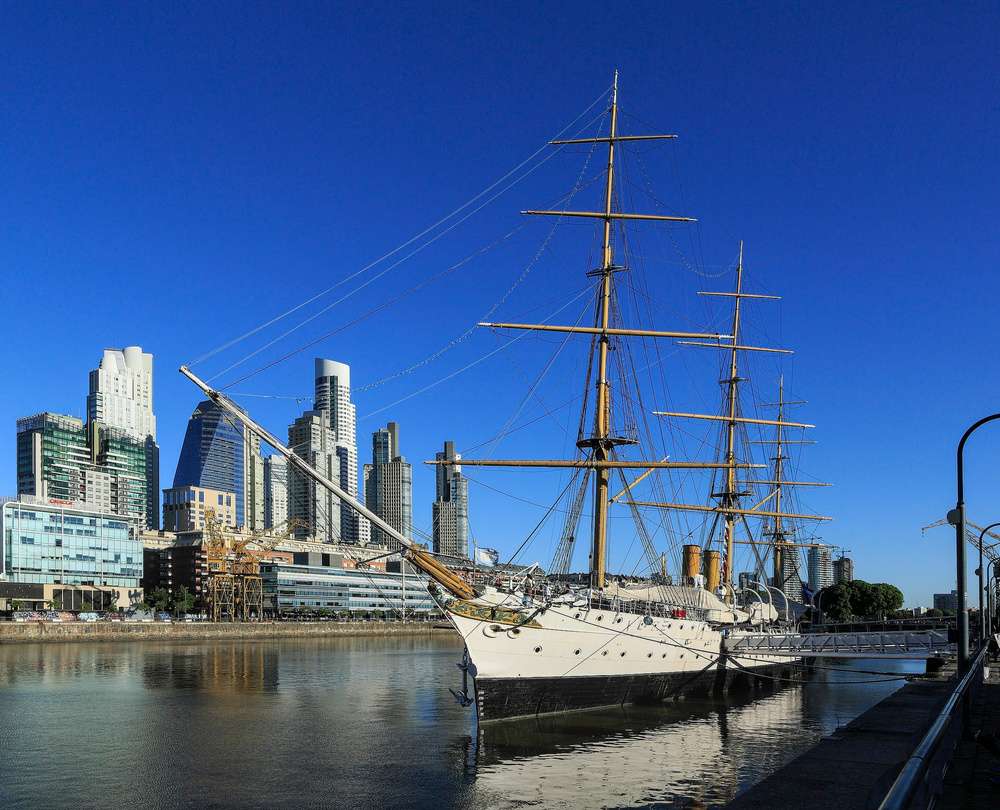 O barco-museu ARA Presidente Sarmiento em um dia ensolarado em Puerto Madero.