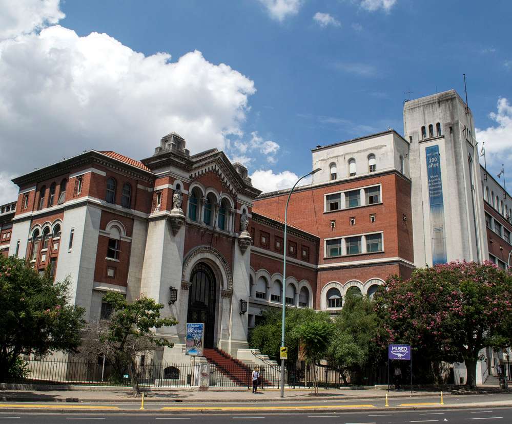 O Museo de Ciencias Naturales Bernardino Rivadavia em Buenos Aires, com sua impressionante fachada de tijolos vermelhos e detalhes arquitetônicos clássicos.