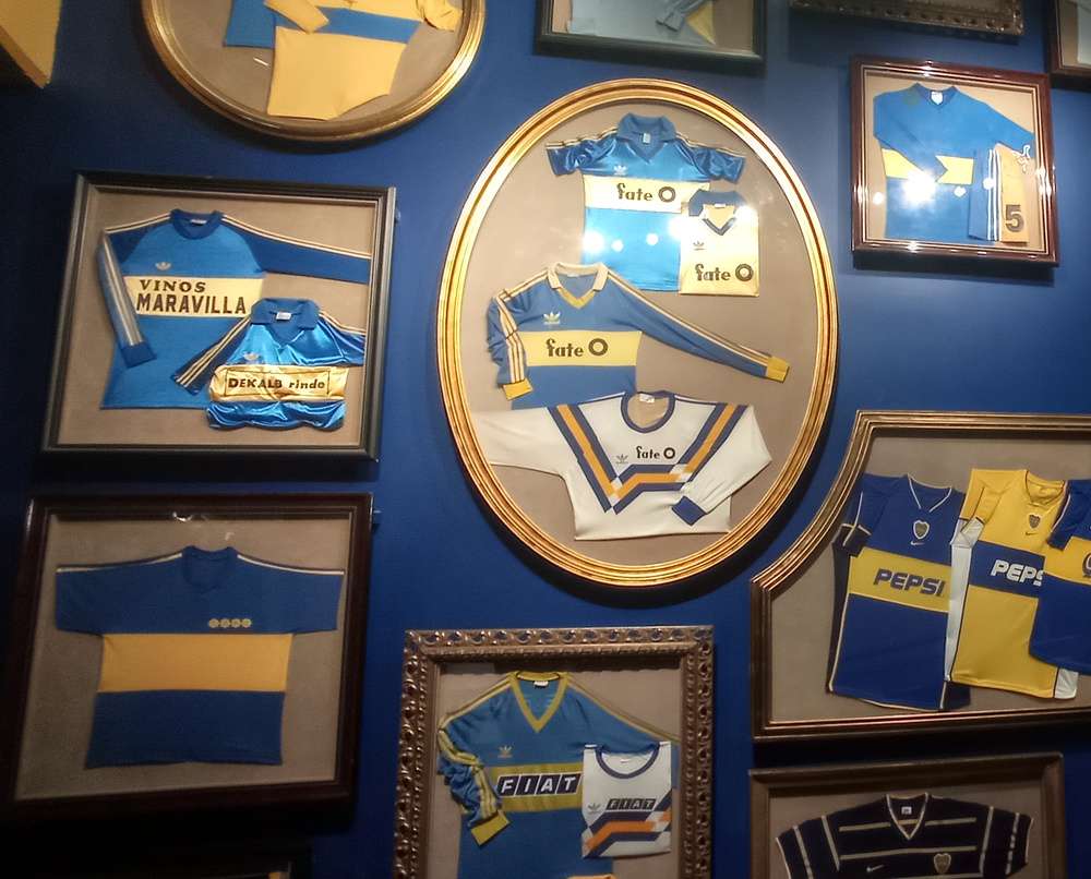 Uma parede no interior do Museo de la Pasión Boquense, com quadros de camisas que o time já usou.