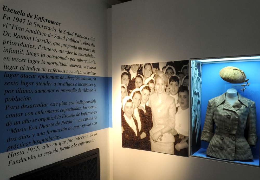 O interior do Museo Evita, com fotografias nas paredes ilustrando ações de Evita Perón, além de textos e roupas usadas por ela.