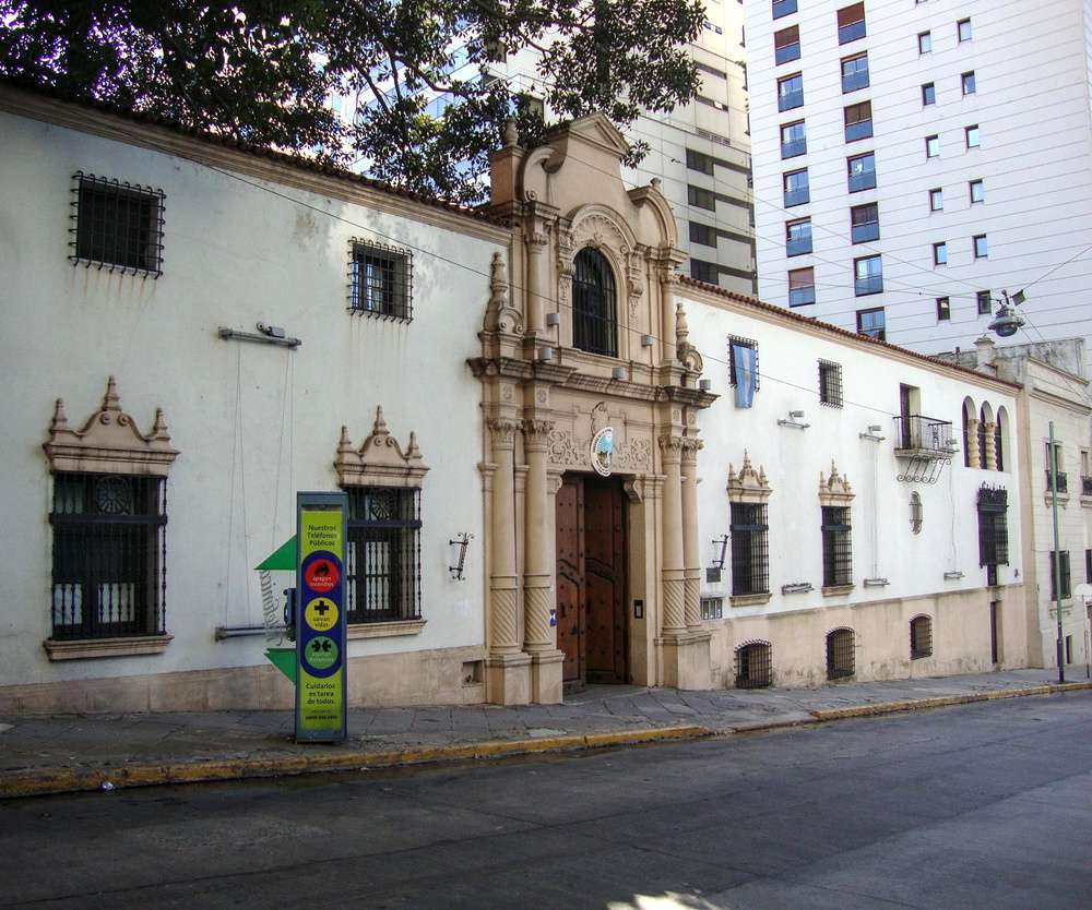 Fachada do Museo Fernández Blanco, no Palacio Noel, em Buenos Aires, com arquitetura colonial e detalhes ornamentados em tons claros.
