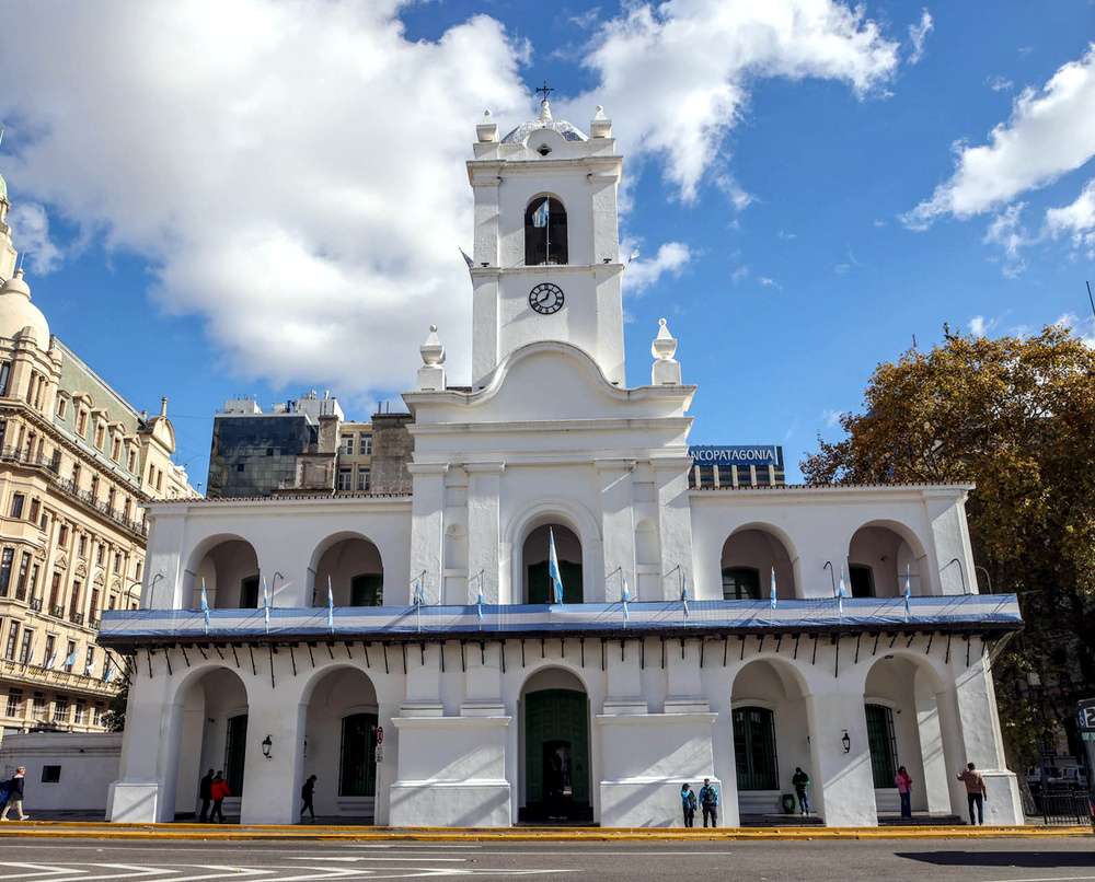 Fachada do Cabildo de Buenos Aires, um edifício histórico com arquitetura colonial branca, localizado no centro da capital argentina.
