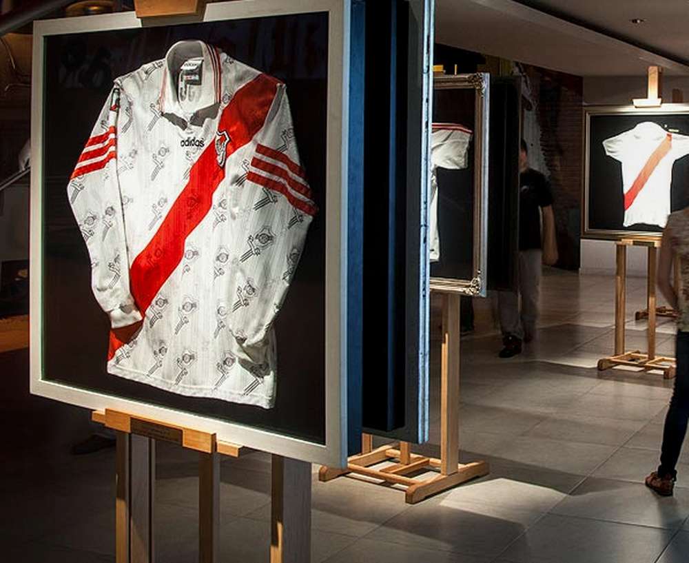 O interior do Museo River Plate, com camisas do times portenho expostas.
