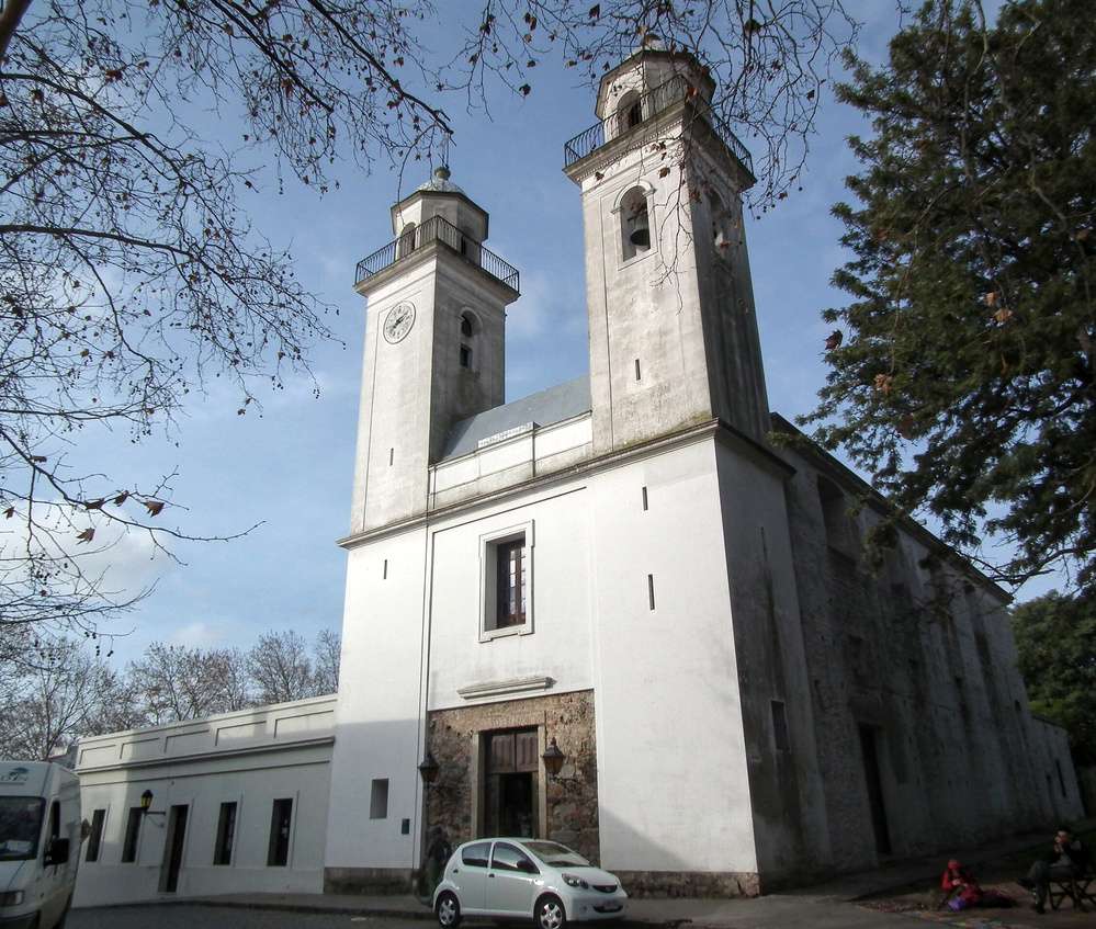 A Basílica del Santíssimo Sacramento vista durante o dia em Colonia del Sacramento.