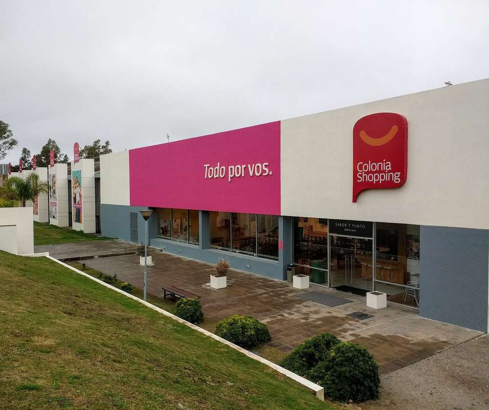 A fachada do Colonia Shopping em um dia nublado.