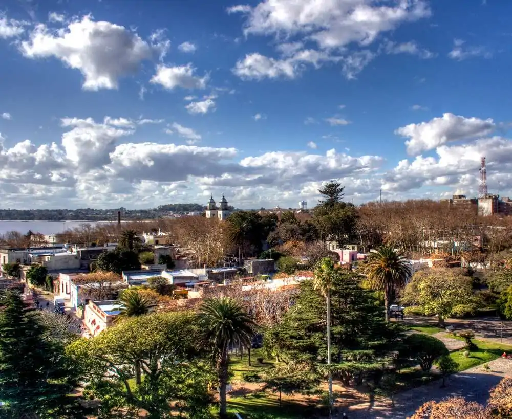Vista aérea do bairro histórico de Colonia del Sacramento em um dia de sol.