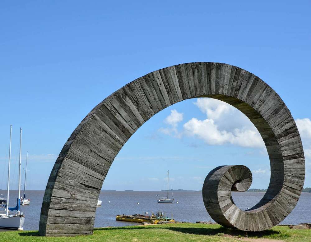 Escultura em espiral no Bastión del Carmen, em Colônia do Sacramento, Uruguai, com vista para o Rio da Prata ao fundo.