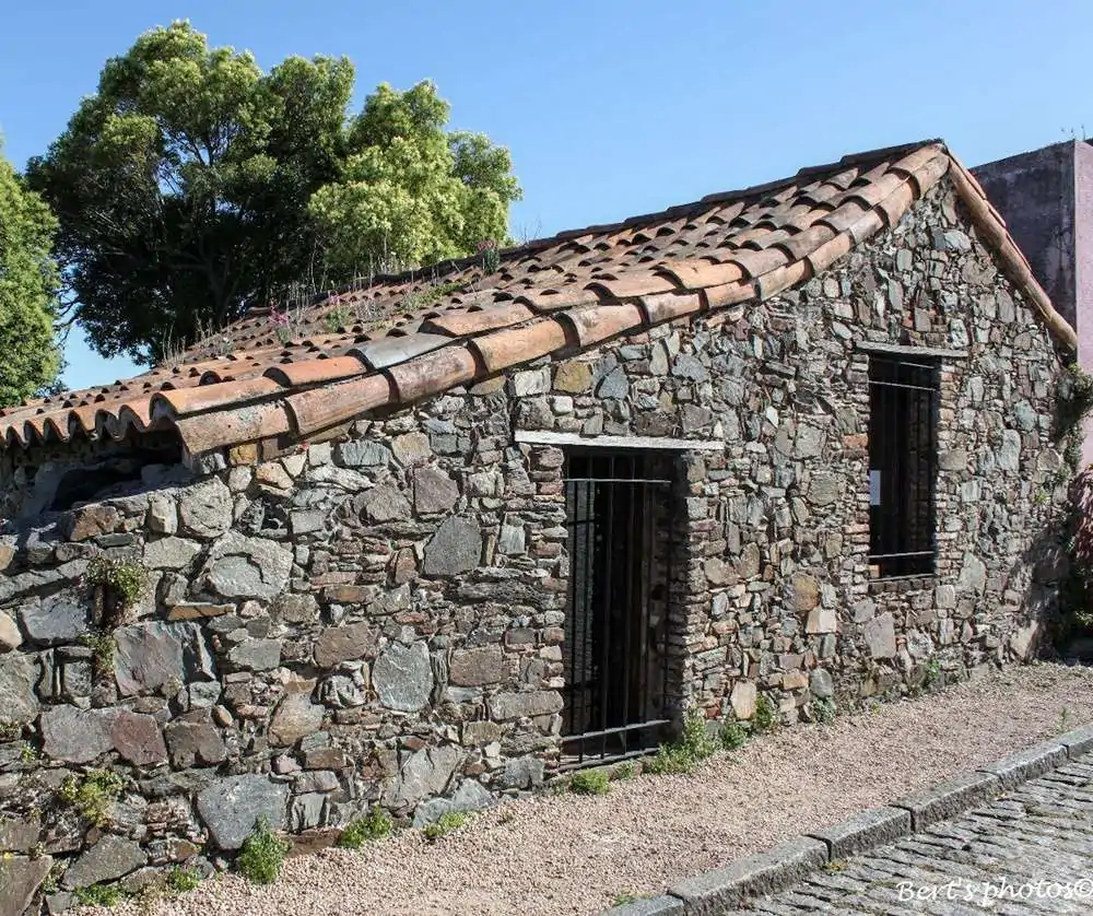 A fachada de pedras do Museu de Azulejos, fotografada em um dia de sol em Colonia del Sacramento.