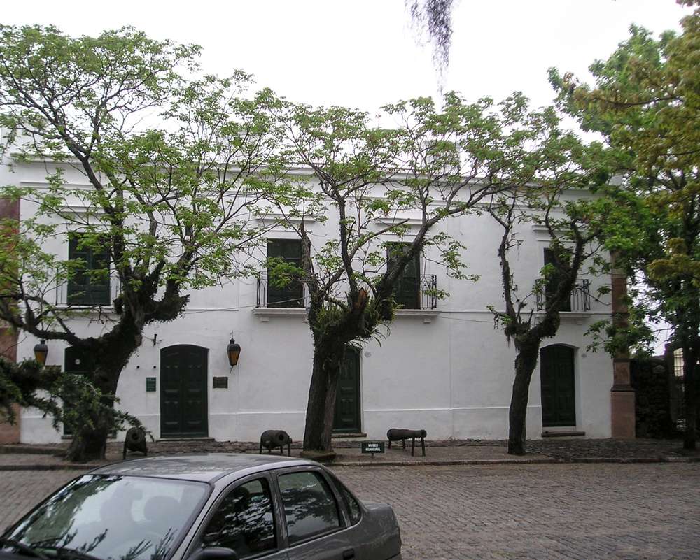 A fachada do Museo Municipal Dr. Bautista Rebuffo vista durante o dia, em Colonia del Sacramento.