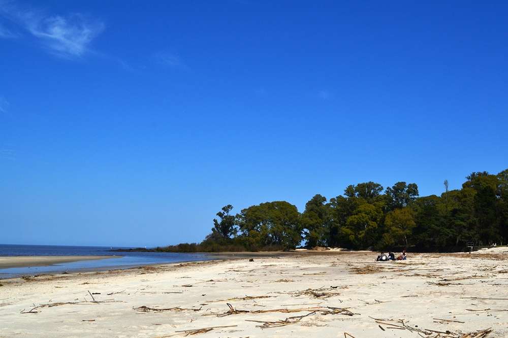A Playa Ferrando de Colonia del Sacramento, em um belo dia de sol e mar calmo.