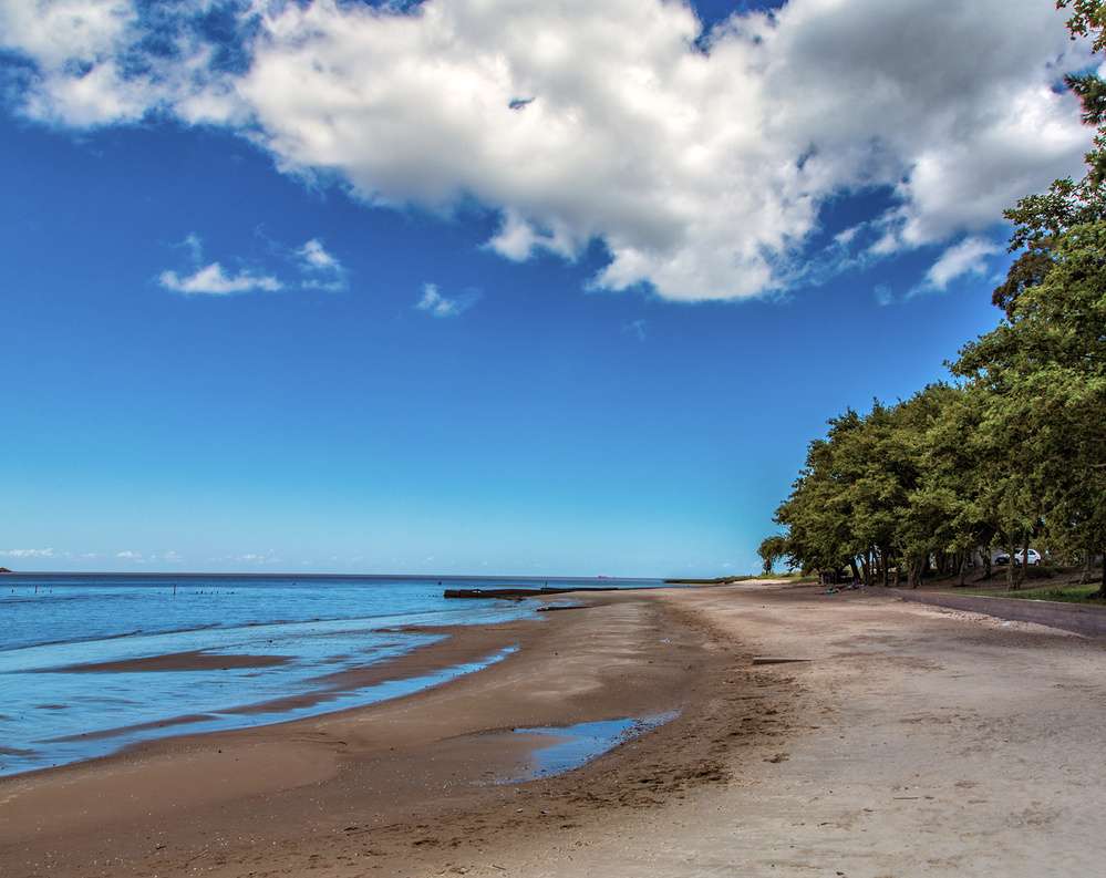 A Playa Urbana Real de San Carlos, em Colonia del Sacramento, vista em um dia tranquilo.