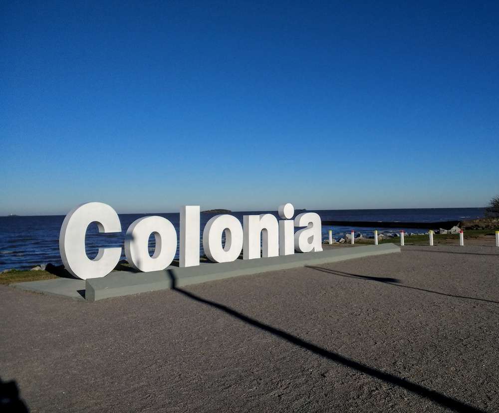 A imagem mostra o letreiro de Colonia del Sacramento, na Rambla de Colonia.