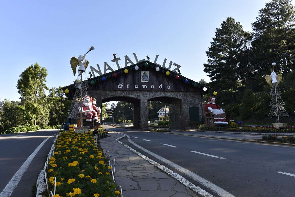 O Pórtico Bávaro de Gramado, que é portal de entrada da cidade, decorado com luzes e bonecos do Papai Noel e da Mamãe Noel.