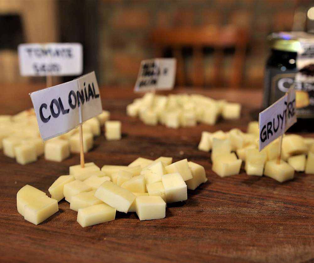 Pedaços de queijos de diferentes tipos na Casa do Queijo, na rota Caminhos de Pedra, em Bento Gonçalves.