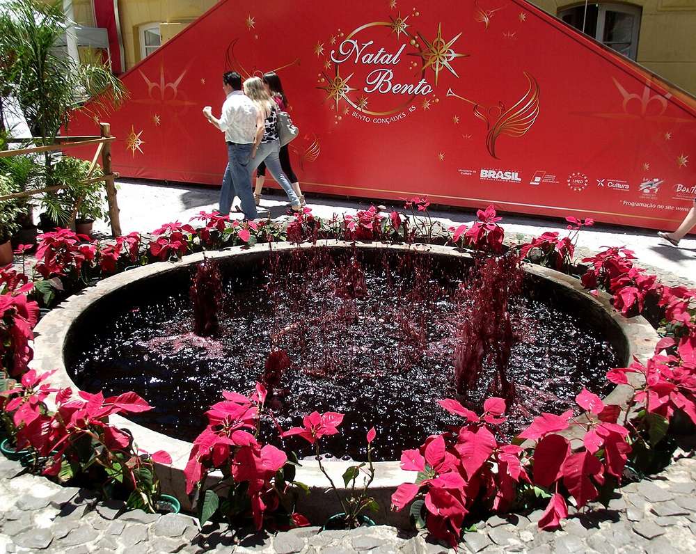 Foto tirada durante o dia do Chafariz de Vinho, no centro de Bento Gonçalves.
