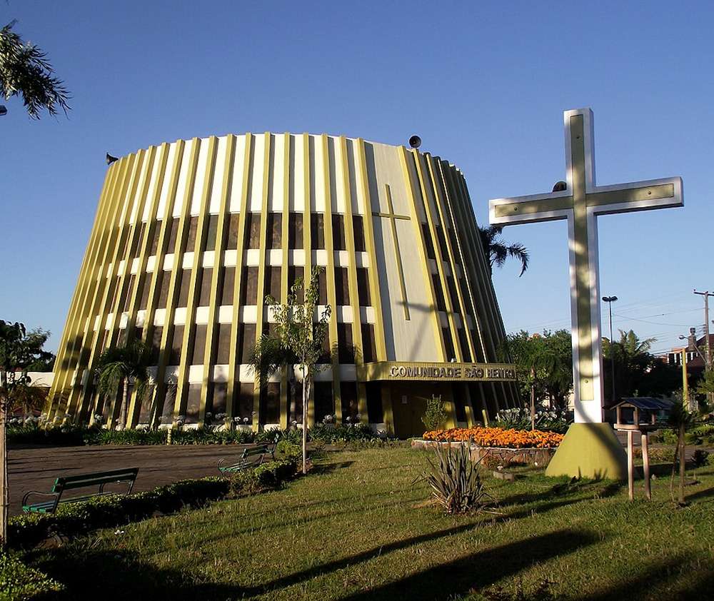 A Igreja São Bento e sua praça vistas em um dia de sol em Bento Gonçalves.