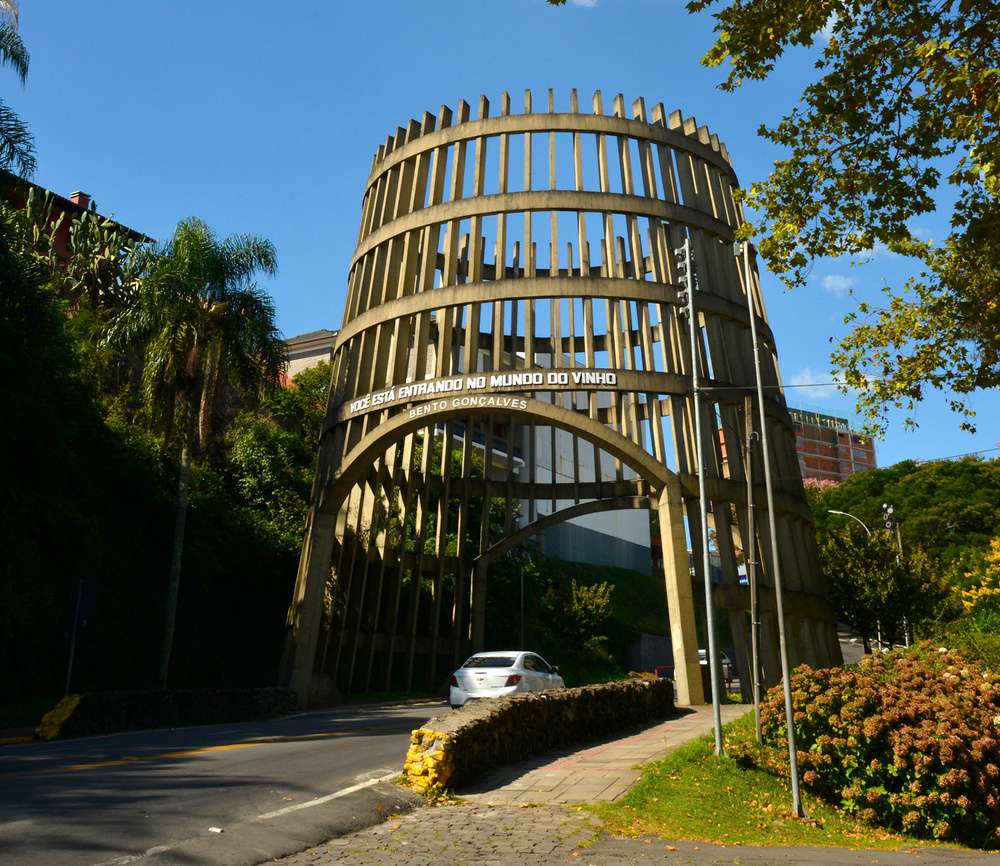 O pórtico em formato de pipa vinho na entrada de Bento Gonçalves, visto durante um dia de sol.