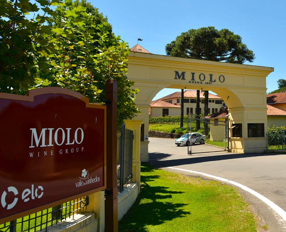 O portão de entrada da Vinícola Miolo, em um dia ensolarado na cidade de Bento Gonçalves.