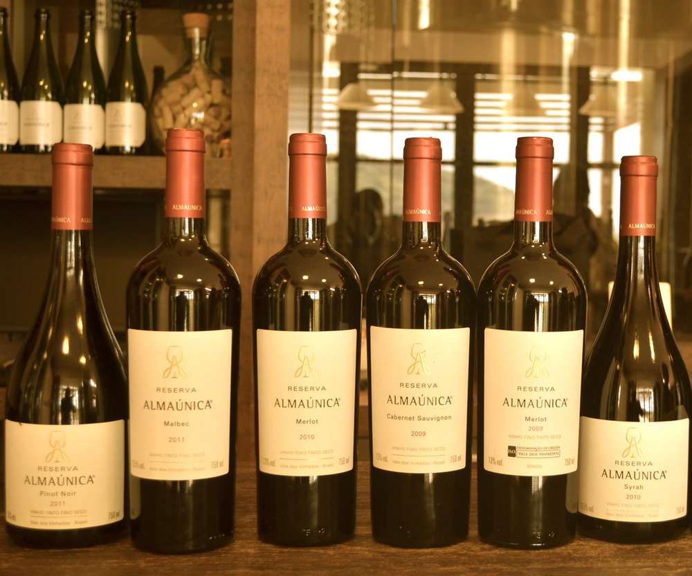 Rótulos de vinhos e espumantes da Vinícola Almaúnica, em Bento Gonçalves.