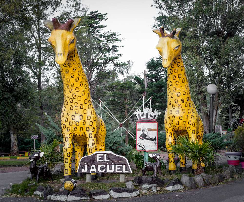 Esculturas de girafas amarelas na entrada do Parque El Jagüel, em Punta del Este, Uruguai.