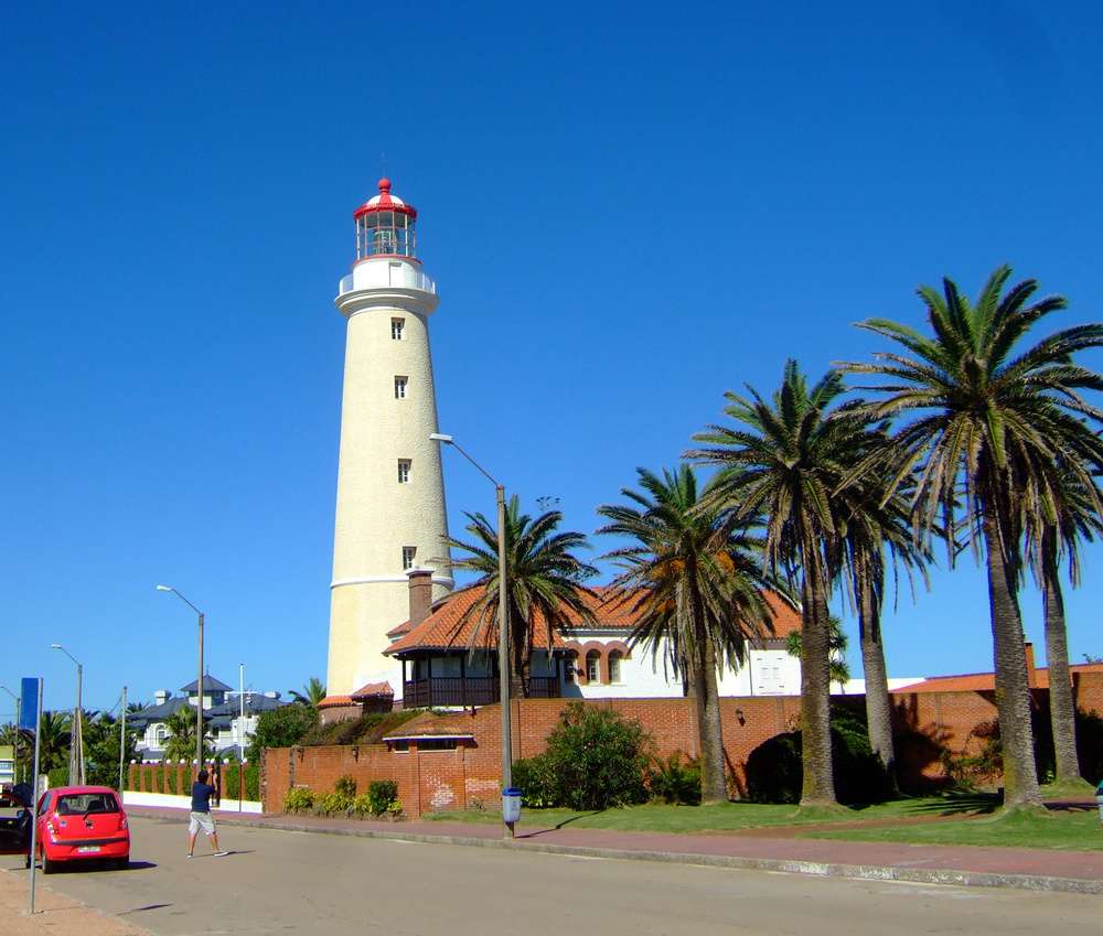 O Farol de Punta del Este, visto em um dia ensolarado.