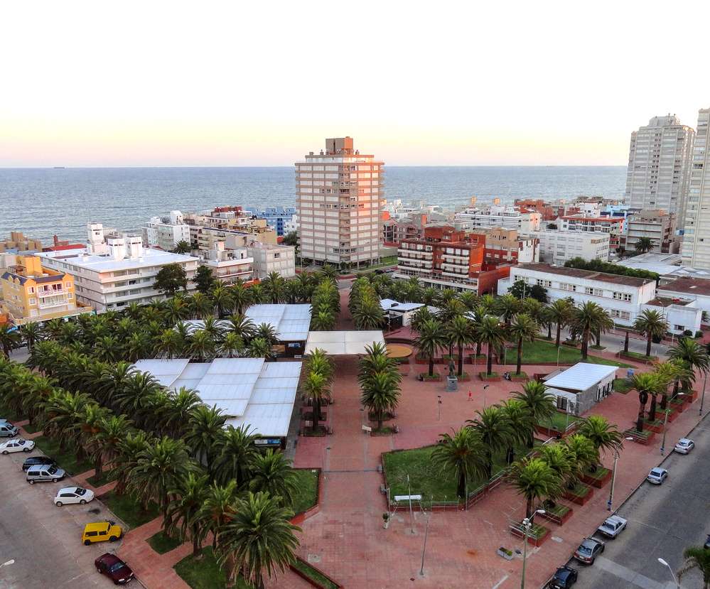 A Plaza General Artigas e a Feira de Artesanato de Punta del este vistas de cima.