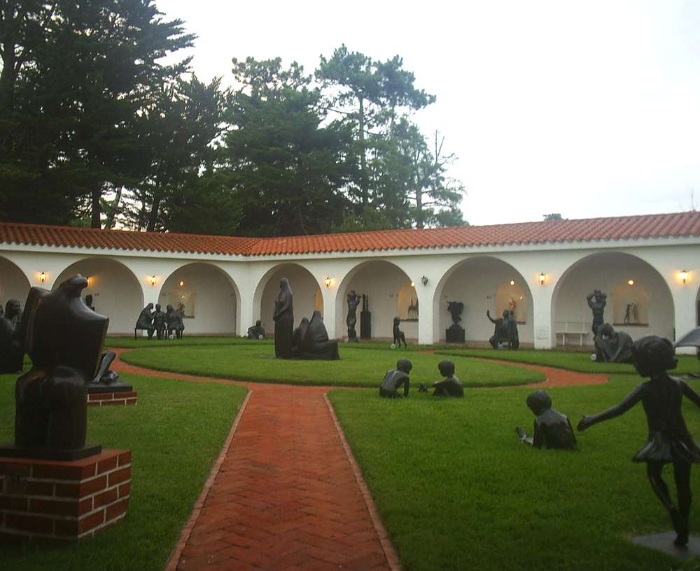 O jardim do Museo Ralli em Punta del Este, com esculturas sobre o gramado.