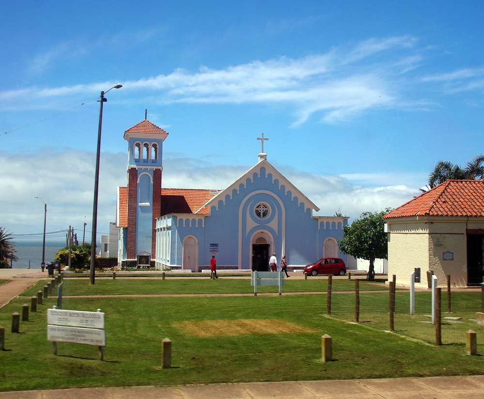 A Paróquia Nossa Senhora da Candelária, em Punta del Este, em um dia ensolarado.