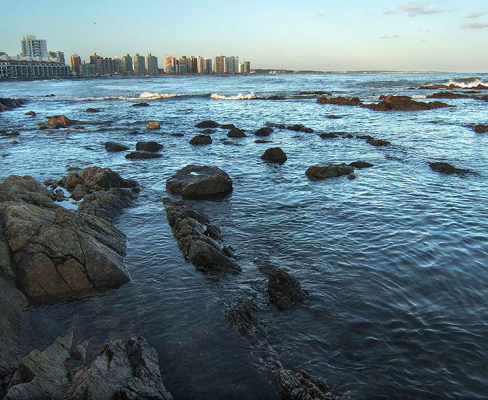 O mar da Playa El Emir num dia claro, em Punta del Este.
