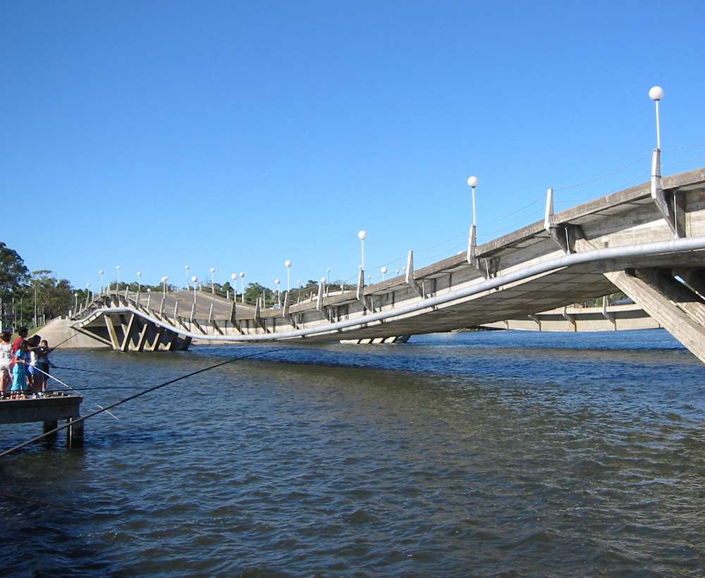 A icônica ponte ondulada Leonel Viera, em Punta del Este, Uruguai, com o céu azul ao fundo.