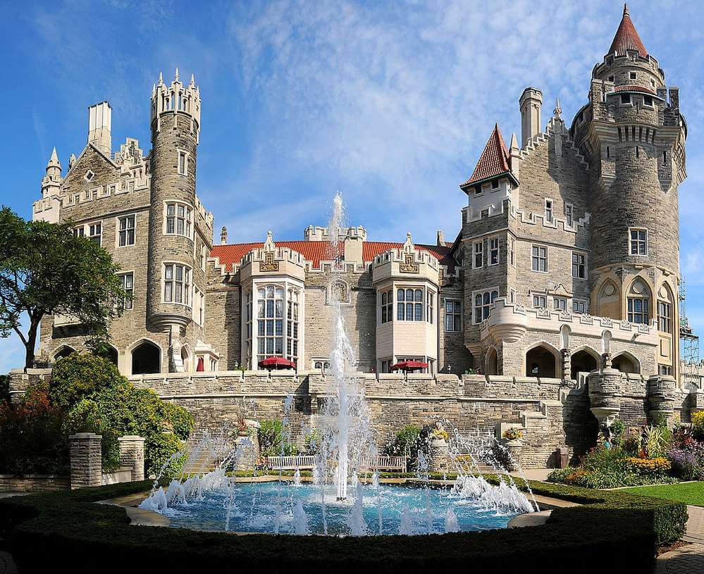 A Casa Loma, um mansão que remete à castelo medieval, vista durante o dia em Toronto.