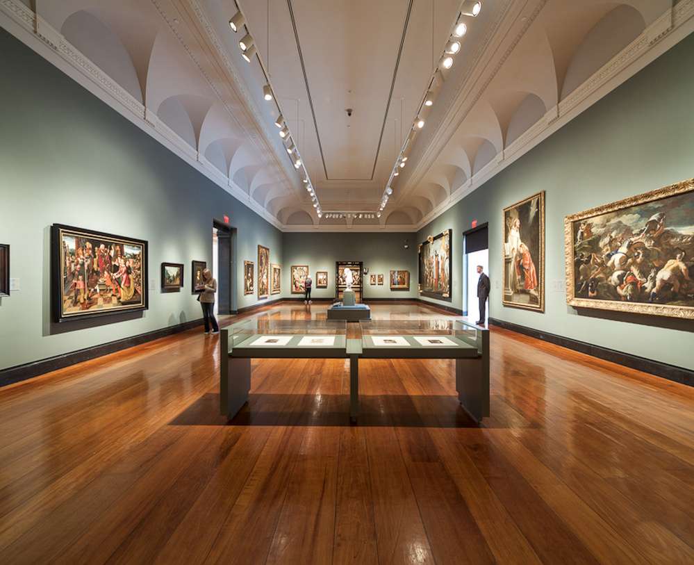 O interior da Galeria de Arte de Ontário, com quadros expostos na parede.
