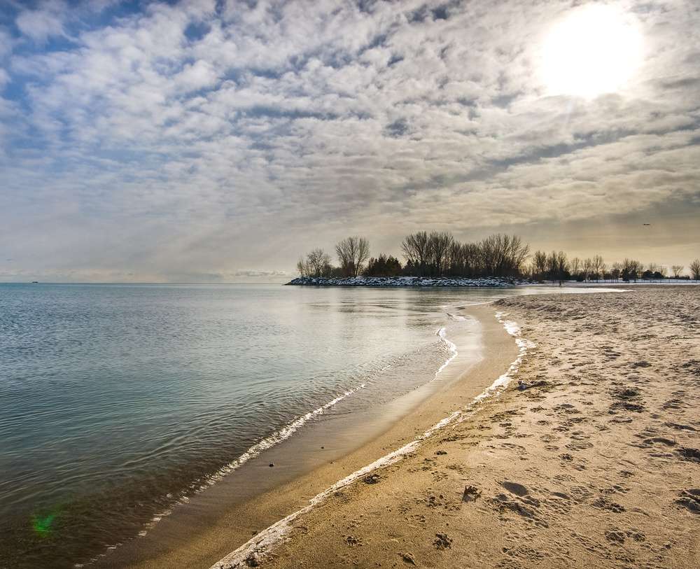 Um tranquilo dia de sol na Praia de Woodbine.