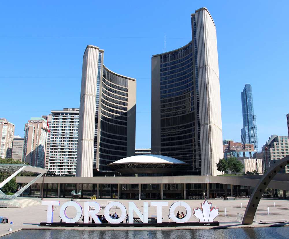 A moderna Prefeitura de Toronto em um dia ensolarado.