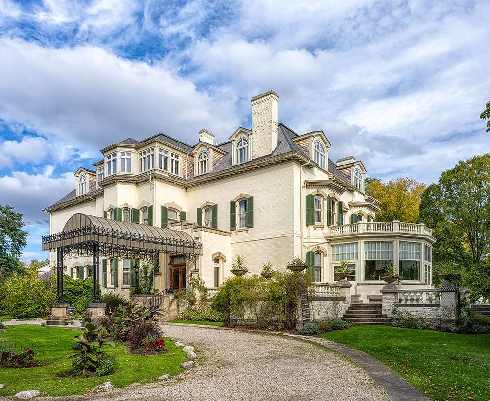 A elegante Spadina House e seu jardim.