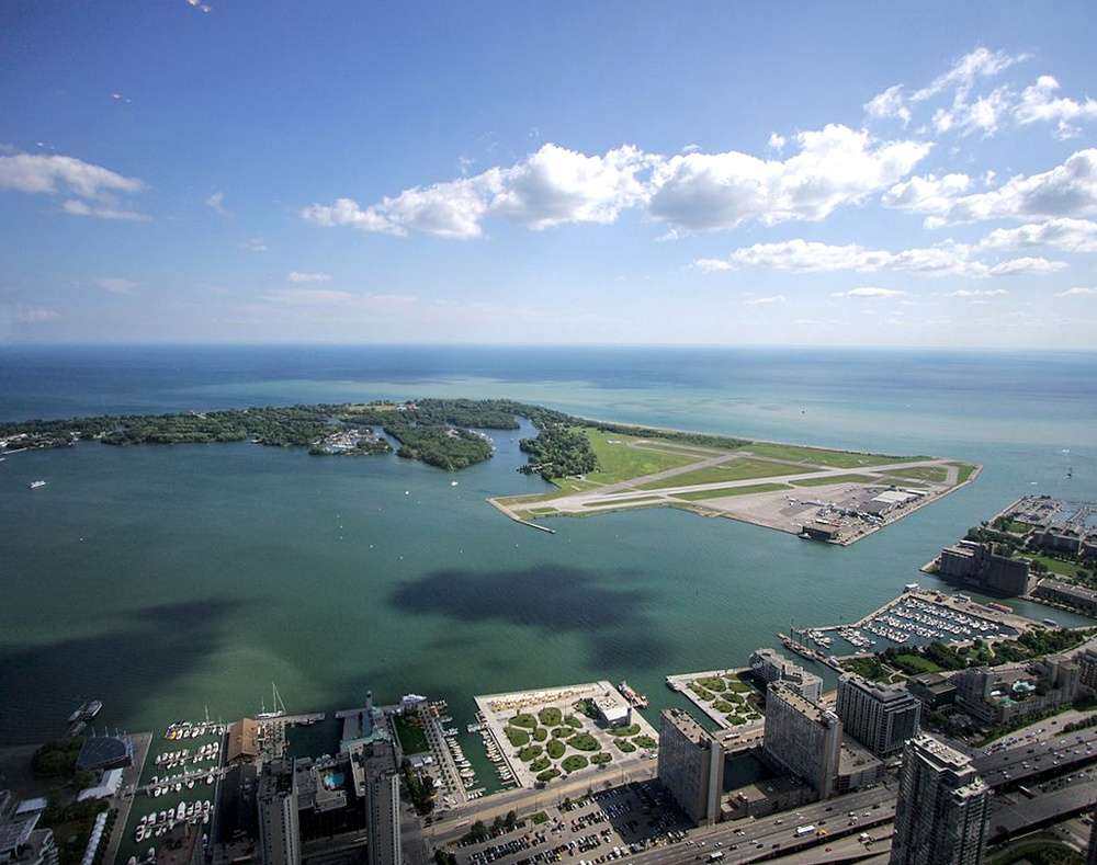 Vista aérea das Toronto Islands cercadas pelo azul do Lago Ontário, em um dia ensolarado.