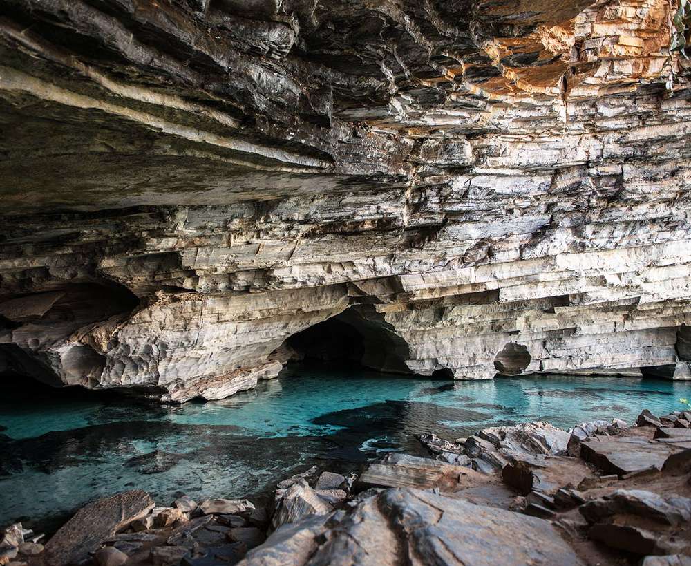 A Gruta Pratinha e suas águas azuis, na Fazenda Pratinha.